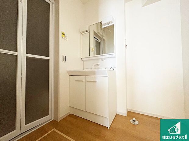 【独立洗面台】清潔感のある洗面台です。フラットな鏡は掃除がしやすく毎日清潔！鏡裏には収納があるのでスッキリとした洗面台が保てます。