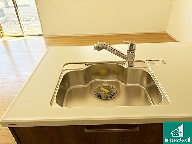【キッチンシンク】蛇口の先端に浄水器を内蔵しています！原水と浄水、お湯と冷水、シャワーの切替えがワンタッチなので用途によって使い分けられます。