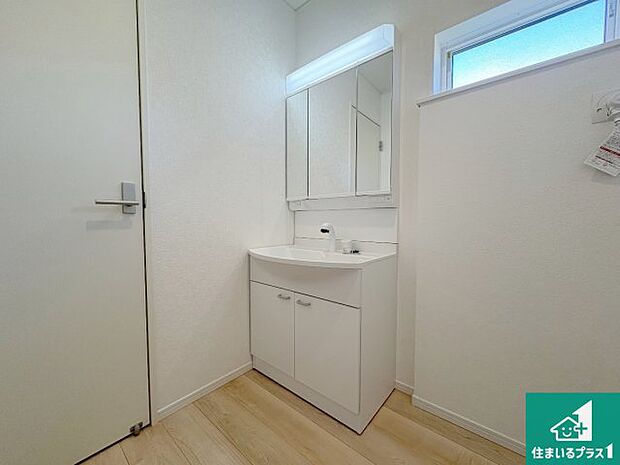 【独立洗面台】清潔感のある洗面台です。フラットな鏡は掃除がしやすく毎日清潔！鏡裏には収納があるのでスッキリとした洗面台が保てます。