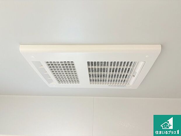 【浴室暖房乾燥機】四季を通して快適なバスライフをお手伝いする浴室暖房乾燥機！浴室の乾燥・暖房・涼風・換気はもちろん、２４時間換気にも対応！ 
