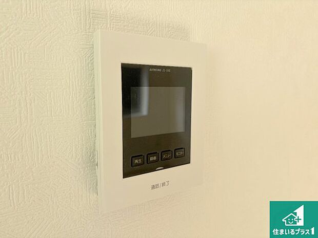 【カラーモニターインターホン】声だけでなく来訪者の姿や顔がモニターで確認できるので、小さなお子様がいらっしゃるご家庭でも安心できます！