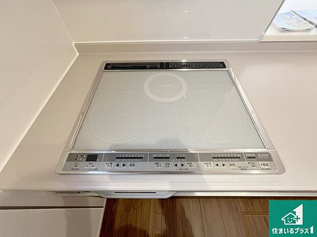 【コンロ】火を使わないので、安心なIHコンロ!でこぼこが無い構造なので、掃除もしやすく清潔に保てます!