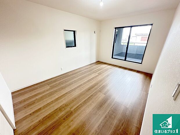 【洋室】シンプルな洋室は、自分好みのインテリアが楽しめます♪ご家族とインテリアや家具を選びに行くのは新築購入時の醍醐味の一つです。ぜひお楽しみください♪