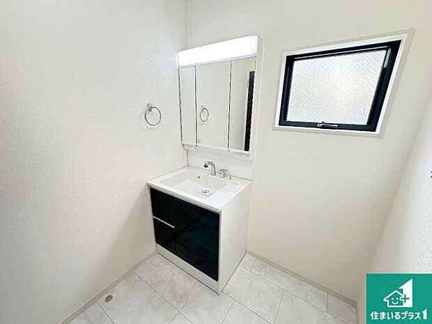 【独立洗面台】清潔感のある洗面台です。フラットな鏡は掃除がしやすく毎日清潔！鏡裏には収納があるのでスッキリとした洗面台が保てます。