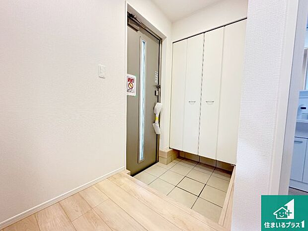 【玄関】シューズボックスにはたくさんの靴が収納できるので玄関周りはいつもスッキリ!ご家族が増えても安心!