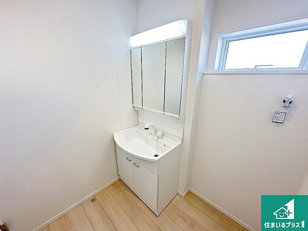 【独立洗面台】清潔感のある洗面台です。フラットな鏡は掃除がしやすく毎日清潔!鏡裏には収納があるのでスッキリとした洗面台が保てます。