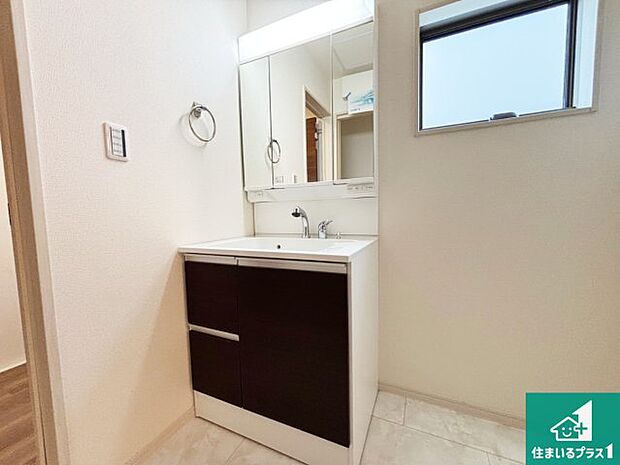 【独立洗面台】清潔感のある洗面台です。フラットな鏡は掃除がしやすく毎日清潔！鏡裏には収納があるのでスッキリとした洗面台が保てます。
