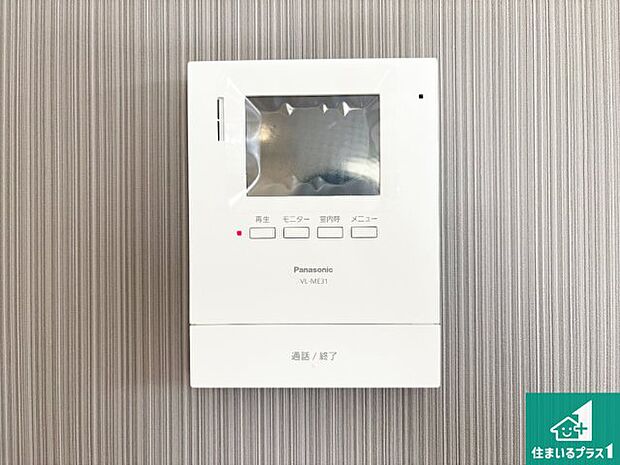 【カラーモニターインターホン】声だけでなく来訪者の姿や顔がモニターで確認できるので、小さなお子様がいらっしゃるご家庭でも安心できます！