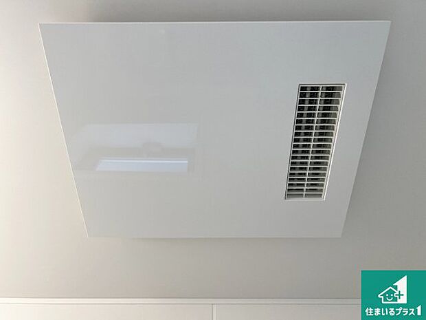 【浴室暖房乾燥機】四季を通して快適なバスライフをお手伝いする浴室暖房乾燥機！浴室の乾燥・暖房・涼風・換気はもちろん、２４時間換気にも対応！ 