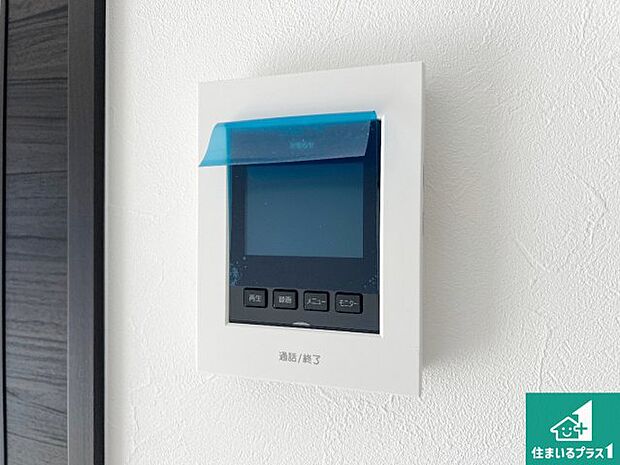 【カラーモニターインターホン】声だけでなく来訪者の姿や顔がモニターで確認できるので、小さなお子様がいらっしゃるご家庭でも安心できます！