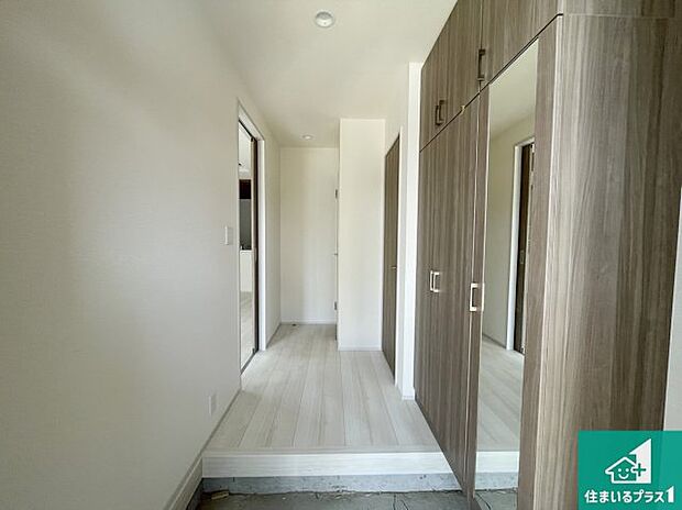 【玄関】シューズボックスにはたくさんの靴が収納できるので玄関周りはいつもスッキリ!ご家族が増えても安心!