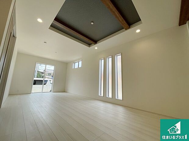 【居間・リビング】日当たり良好の明るいリビングで朝の目覚めもスッキリできそう!対面キッチンでご家族のコミュニケーションも自然と増える設計!小さなお子様が遊ぶスペースを作っても広々とくつろげるLDK!