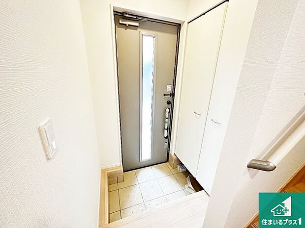 【玄関】シューズボックスにはたくさんの靴が収納できるので玄関周りはいつもスッキリ！ご家族が増えても安心！