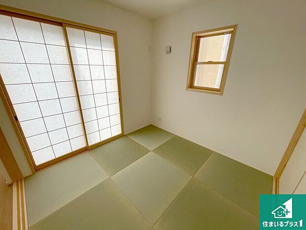 【和室】一室あると便利な和室は客間としてだけでなく、小さなお子様のプレイルームや食後のくつろぎスペースとしてもご利用いただけます。収納もついていますので大活躍間違いなし!