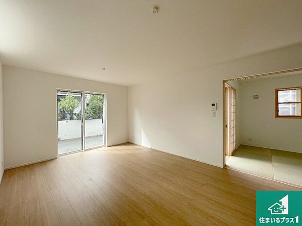 【居間・リビング】日当たり良好の明るいリビングで朝の目覚めもスッキリできそう!対面キッチンでご家族のコミュニケーションも自然と増える設計!小さなお子様が遊ぶスペースを作っても広々とくつろげるLDK!