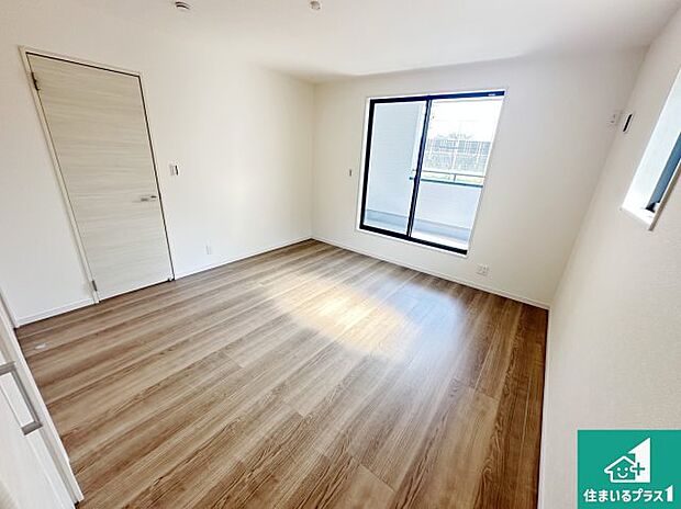 【洋室】シンプルな洋室は、自分好みのインテリアが楽しめます♪ご家族とインテリアや家具を選びに行くのは新築購入時の醍醐味の一つです。ぜひお楽しみください♪