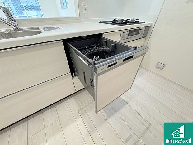 【食器洗い乾燥機】食事後の一仕事、食器洗いをボタン一つでお任せできちゃいます！場所を取らないビルトイン式なので、お料理スペースもしっかり確保！ 