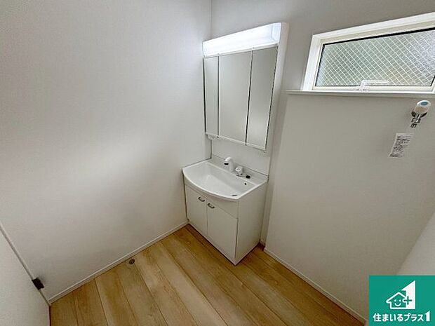 【独立洗面台】清潔感のある洗面台です。フラットな鏡は掃除がしやすく毎日清潔!鏡裏には収納があるのでスッキリとした洗面台が保てます。
