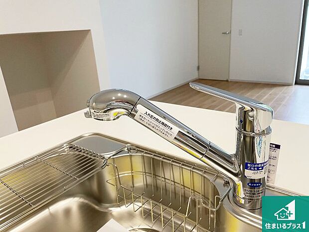 【キッチン水栓】浄水器を内蔵！炊飯時、お茶を作る時に安心してお水を使えます！お湯と冷水、浄水と原水、シャワーの切替えもワンタッチです！