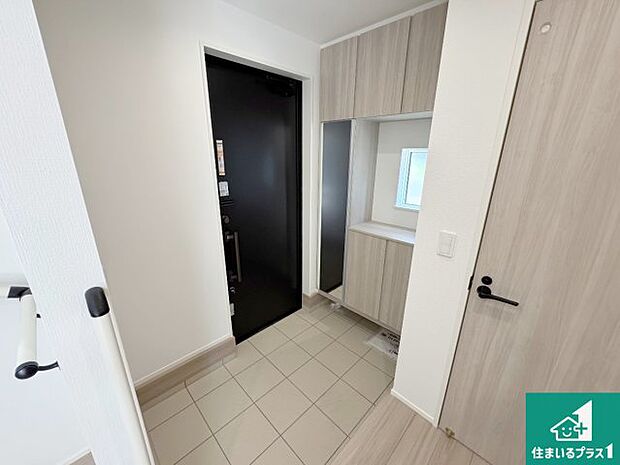 【玄関】シューズボックスにはたくさんの靴が収納できるので玄関周りはいつもスッキリ！ご家族が増えても安心！