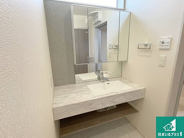【独立洗面台】清潔感のある洗面台です。フラットな鏡は掃除がしやすく毎日清潔!鏡裏には収納があるのでスッキリとした洗面台が保てます。