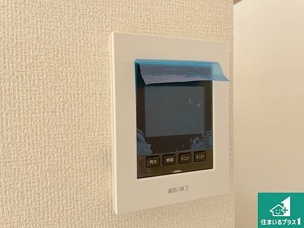 【カラーモニターインターホン】声だけでなく来訪者の姿や顔がモニターで確認できるので、小さなお子様がいらっしゃるご家庭でも安心できます!