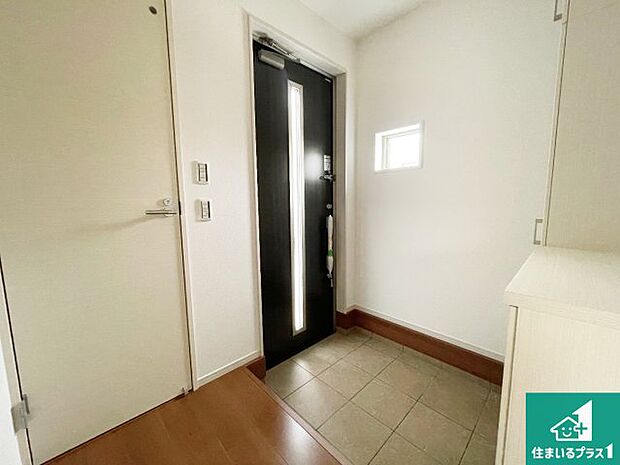 【玄関】シューズボックスにはたくさんの靴が収納できるので玄関周りはいつもスッキリ!ご家族が増えても安心!