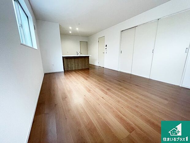 【居間・リビング】日当たり良好の明るいリビングで朝の目覚めもスッキリできそう!対面キッチンでご家族のコミュニケーションも自然と増える設計!小さなお子様が遊ぶスペースを作っても広々とくつろげるLDK!