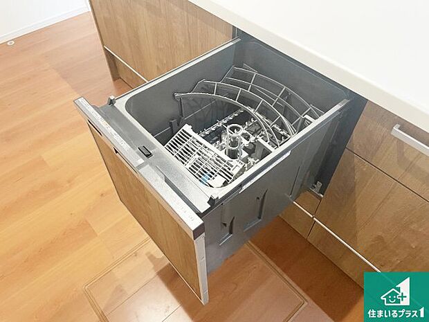 【食器洗浄乾燥機】食事後の一仕事、食器洗いをボタン一つでお任せできちゃいます!場所を取らないビルトイン式なので、お料理スペースもしっかり確保!