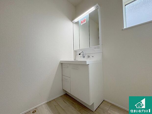 【独立洗面台】清潔感のある洗面台です。フラットな鏡は掃除がしやすく毎日清潔！鏡裏には収納があるのでスッキリとした洗面台が保てます。