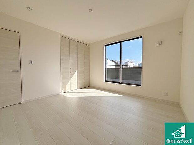 【洋室】シンプルな洋室は、自分好みのインテリアが楽しめます♪ご家族とインテリアや家具を選びに行くのは新築購入時の醍醐味の一つです。ぜひお楽しみください♪