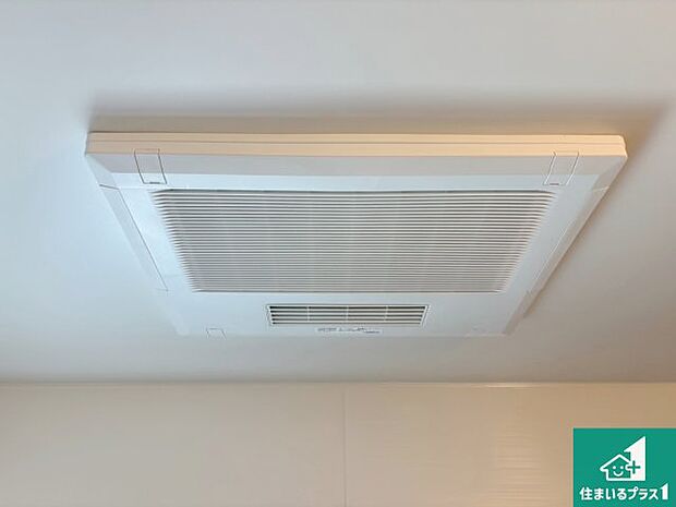 【浴室暖房乾燥機】四季を通して快適なバスライフをお手伝いする浴室暖房乾燥機!浴室の乾燥・暖房・涼風・換気はもちろん、24時間換気にも対応!