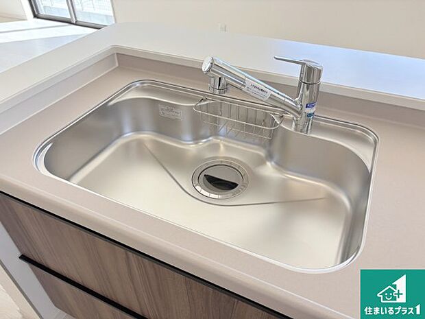 【キッチンシンク】蛇口の先端に浄水器を内蔵しています!原水と浄水、お湯と冷水、シャワーの切替えがワンタッチなので用途によって使い分けられます。