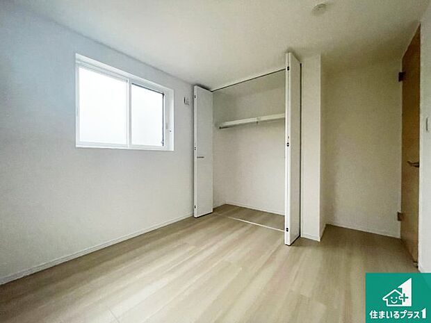 【洋室】寝室は心地よい眠りについてもらいたくて、シンプルかつ開放的な空間な設計にしています!大きな窓から差し込む日が心地いいです♪