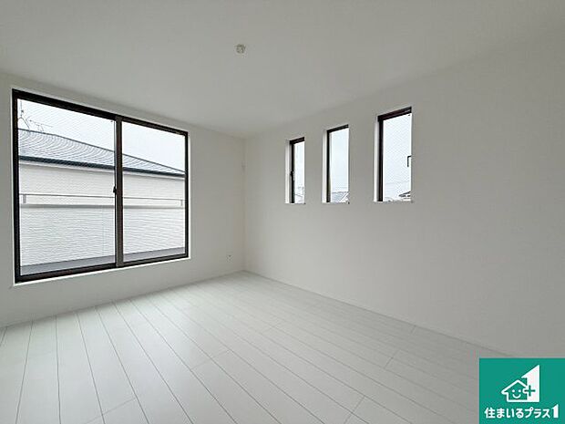 【洋室】シンプルな洋室は、自分好みのインテリアが楽しめます♪ご家族とインテリアや家具を選びに行くのは新築購入時の醍醐味の一つです。ぜひお楽しみください♪