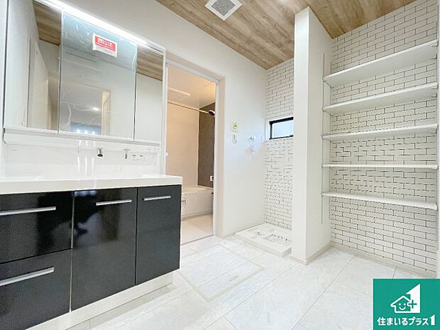 【独立洗面台】清潔感のある洗面台です。フラットな鏡は掃除がしやすく毎日清潔!鏡裏には収納があるのでスッキリとした洗面台が保てます。