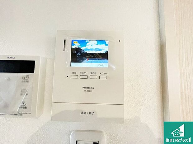 【カラーモニターインターホン】声だけでなく来訪者の姿や顔がモニターで確認できるので、小さなお子様がいらっしゃるご家庭でも安心できます!