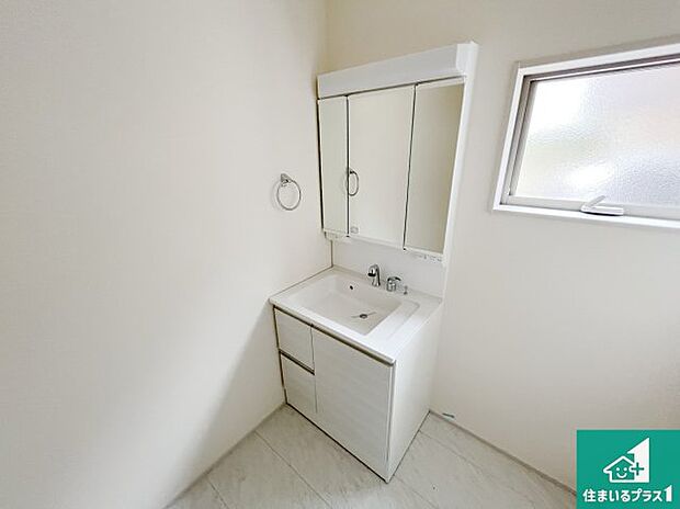 【独立洗面台】清潔感のある洗面台です。フラットな鏡は掃除がしやすく毎日清潔！鏡裏には収納があるのでスッキリとした洗面台が保てます。
