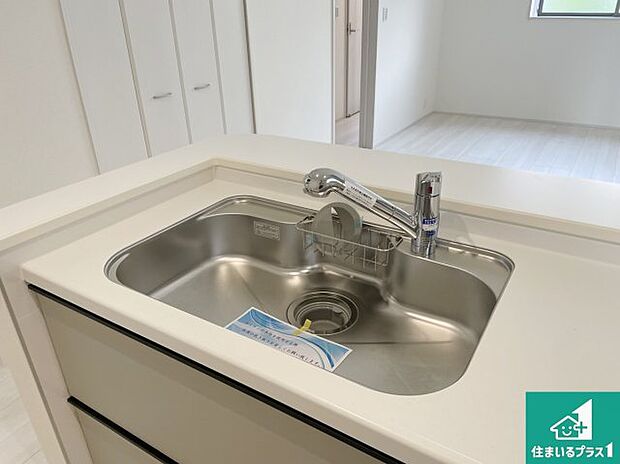 【キッチンシンク】蛇口の先端に浄水器を内蔵しています！原水と浄水、お湯と冷水、シャワーの切替えがワンタッチなので用途によって使い分けられます。