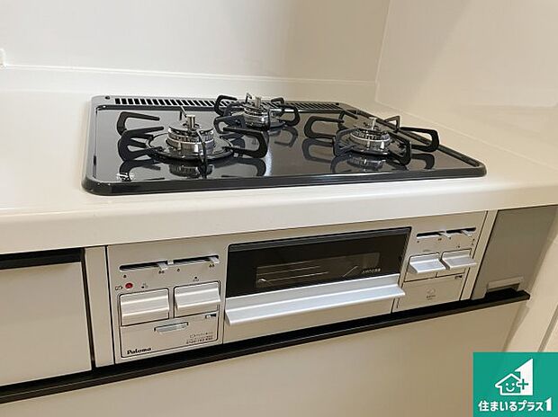 【コンロ】ダブル高火力Ｓｉセンサー付きコンロ！３口あるので、まとめて料理をする時も大活躍！