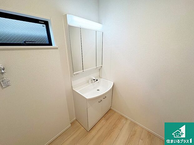 【独立洗面台】清潔感のある洗面台です。フラットな鏡は掃除がしやすく毎日清潔！鏡裏には収納があるのでスッキリとした洗面台が保てます。