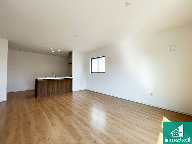 【居間・リビング】日当たり良好の明るいリビングで朝の目覚めもスッキリできそう!対面キッチンでご家族のコミュニケーションも自然と増える設計!小さなお子様が遊ぶスペースを作っても広々とくつろげるLDK!