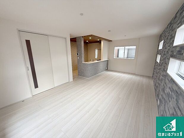 【居間・リビング】日当たり良好の明るいリビングで朝の目覚めもスッキリできそう！対面キッチンでご家族のコミュニケーションも自然と増える設計！小さなお子様が遊ぶスペースを作っても広々とくつろげるLDK！