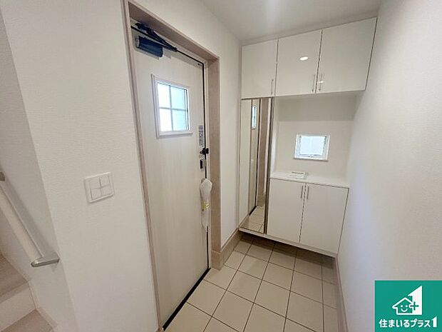 【玄関】シューズボックスにはたくさんの靴が収納できるので玄関周りはいつもスッキリ！ご家族が増えても安心！