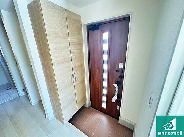 【玄関】シューズボックスにはたくさんの靴が収納できるので玄関周りはいつもスッキリ!ご家族が増えても安心!