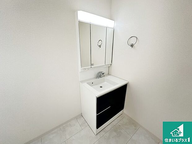 【独立洗面台】清潔感のある洗面台です。フラットな鏡は掃除がしやすく毎日清潔!鏡裏には収納があるのでスッキリとした洗面台が保てます。