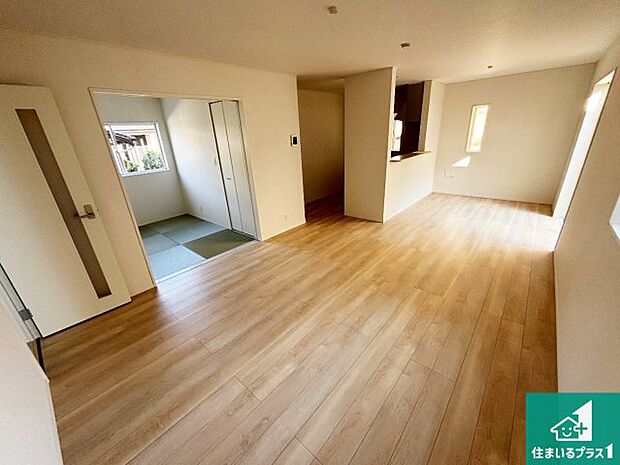 【居間・リビング】日当たり良好の明るいリビングで朝の目覚めもスッキリできそう!対面キッチンでご家族のコミュニケーションも自然と増える設計!小さなお子様が遊ぶスペースを作っても広々とくつろげるLDK!