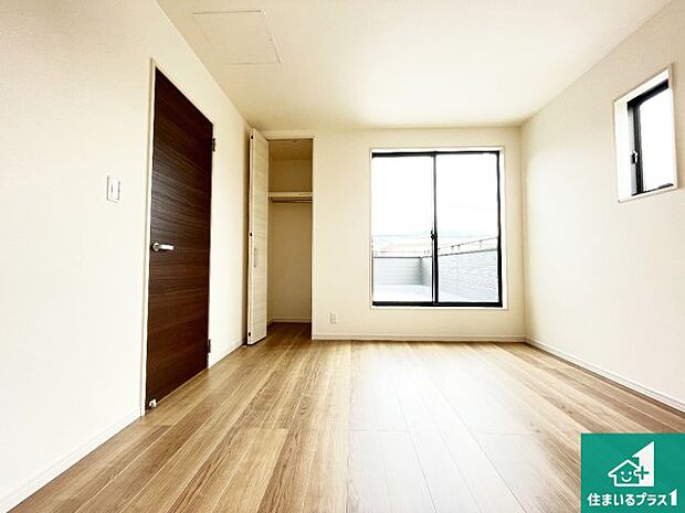 【洋室】シンプルな洋室は、自分好みのインテリアが楽しめます♪ご家族とインテリアや家具を選びに行くのは新築購入時の醍醐味の一つです。ぜひお楽しみください♪