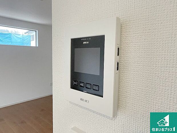 【カラーモニターインターホン】声だけでなく来訪者の姿や顔がモニターで確認できるので、小さなお子様がいらっしゃるご家庭でも安心できます！