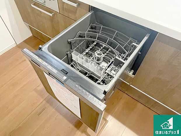 【食洗機】食事後の一仕事、食器洗いをボタン一つでお任せできちゃいます！場所を取らないビルトイン式なので、お料理スペースもしっかり確保！